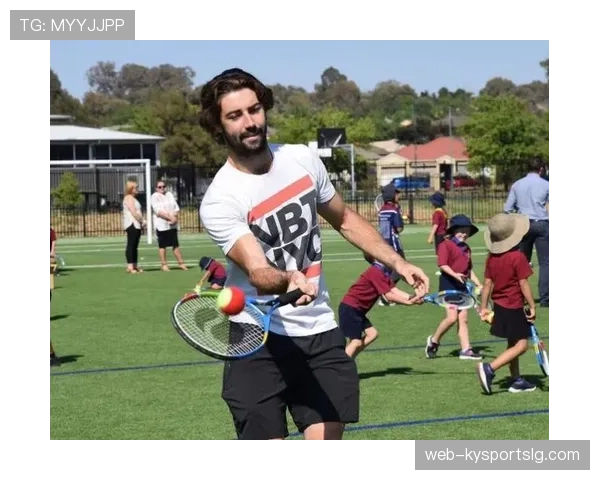 乔丹·汤普森训练完直接啃生鸡胸肉，这自律程度谁顶得住啊